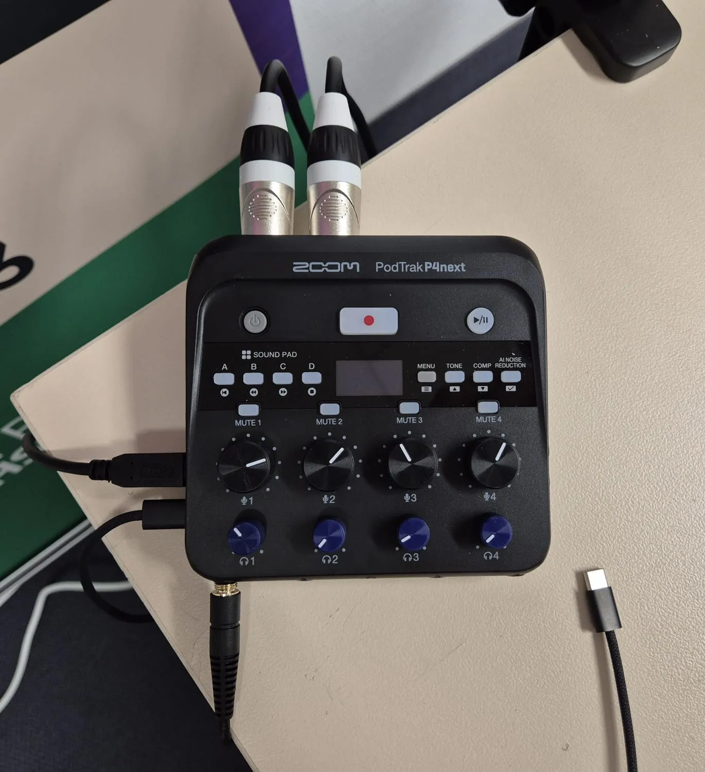 Zoom PodTrak P4next mit angeschlossenen Mikrofonen