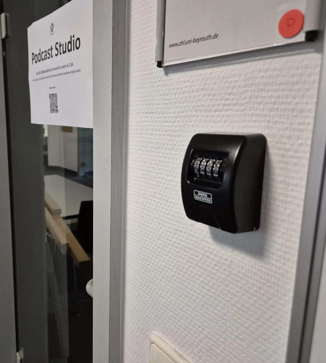 Transponder-Tresor rechts neben der Tür des Podcaststudios